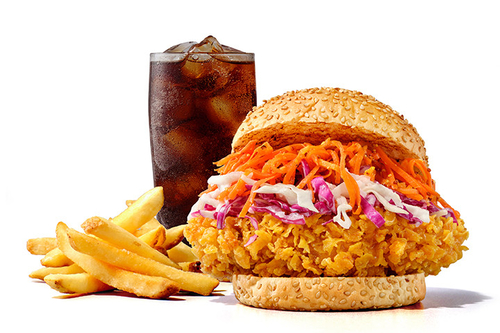 교촌 ‘소싯’에서 판매 중인 허니 딥 치킨 버거. [사진=교촌 제공]