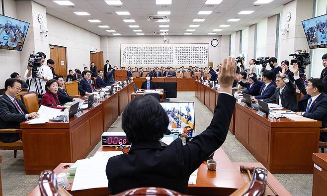 12일 서울 여의도 국회에서 열린 제429회국회(정기회) 법제사법위원회 제14차 전체회의에서 법률안 대체 토론 종결안 거수 투표가 진행되고 있다. [뉴스1]