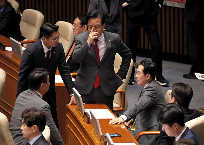 “한주먹거리도 안 되는 게”…여야, <b>본회의</b>서 정면 <b>충돌</b>