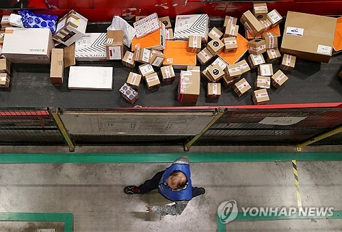 “중국산 초<b>저가 공세</b>, 더는 못 참아”…유럽, <b>저가</b>소포에도 관세 부과