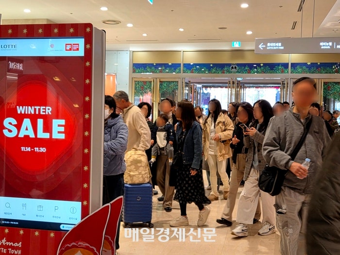 14일 오전 서울 중구 소공동에 위치한 롯데백화점 본점. 개점 시간이 되자 고객들이 몰려 들었다. [김혜진 기자]