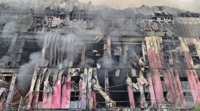 15일 충남 천안 동남구 이랜드패션 물류센터에서 발생한 화재로 건물 외장재가 떨어지고 외벽이 검게 탔다. 소방 당국은 9시간 30분 만에 큰불을 잡았지만 대응 2단계를 유지한 채 