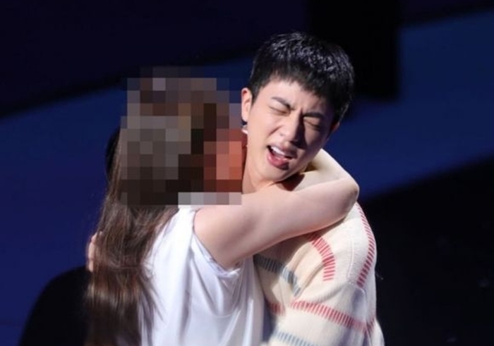 ‘<b>BTS 진 강제추행</b>’ 일본인 여성, 결국 재판행