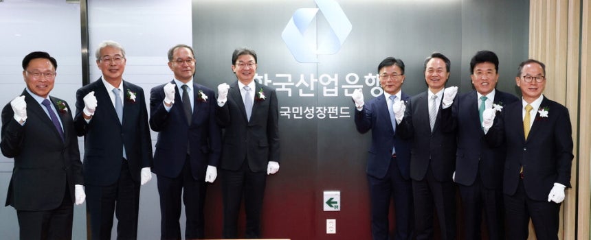 이억원 금융위원장이 17일 한국산업은행에서 열린 국민성장펀드 사무국 현판식에서 기념촬영을 하고 있다. 왼쪽부터 임종룡 우리금융 회장, 이찬우 NH농협금융 회장, 이 위원장, 박상진