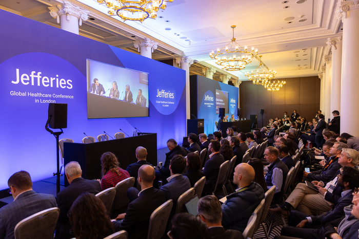 17일(현지시간) 영국 런던 월도프 힐튼호텔에서 개막한 ‘제프리스 글로벌 헬스케어 컨퍼런스’에서 참가자들이 연사의 발표를 듣고 있다. [제프리스]