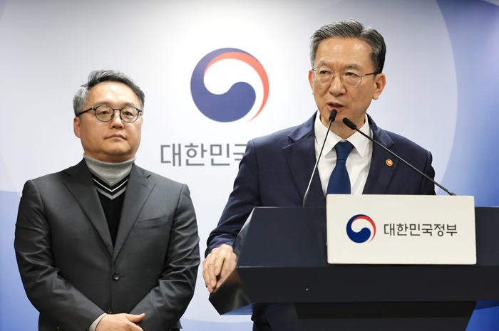 정성호 법무부 장관이 18일 서울 종로구 정부서울청사에서 론스타 isds 취소 신청 결과 관련 긴급 브리핑을 하고 있다. [뉴스1]