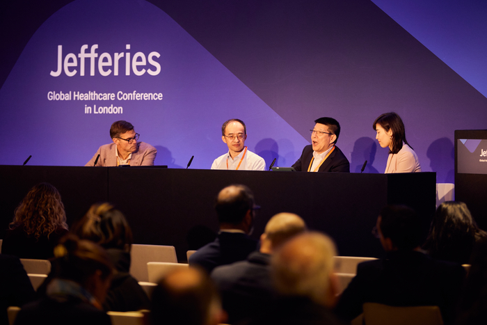 18일(현지시간) 영국 런던에서 열린 ‘제프리스 글로벌 헬스케어 콘퍼런스’에서 ‘중국 바이오텍의 부상’을 주제로 한 세션이 마련됐다. 지미 리(왼쪽 두번째부터) 우시XDC 최고경영