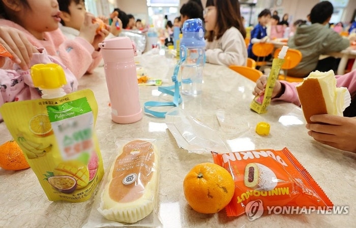 “오늘 아이들 <b>학교</b>서 밥 대신 빵·우유 먹는다”...급식·돌봄 또 <b>파업</b>