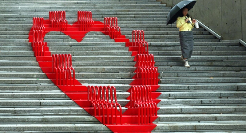 [포토에세이] 콘크리트 계단의 빨간 하트