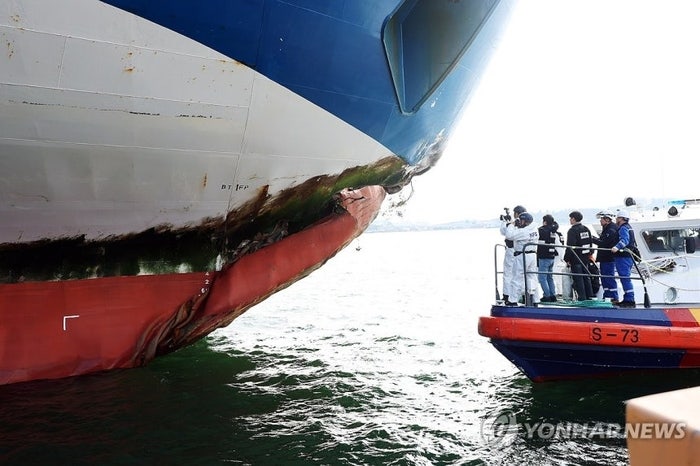 267명 <b>여객선</b> 충돌할때…<b>항해사</b>는 폰 삼매경, 선장도 자리비웠다