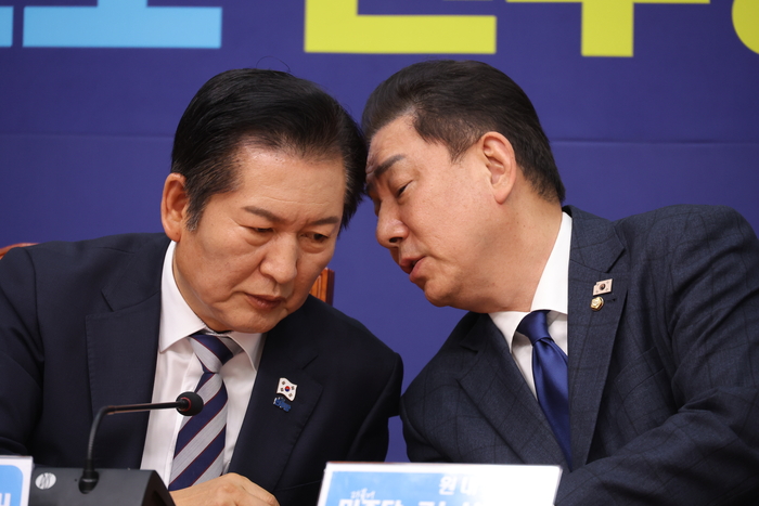 정청래 더불어민주당 대표와 김병기 원내대표가 21일 국회에서 열린 최고위원회의에서 대화하고 있다. [연합뉴스]