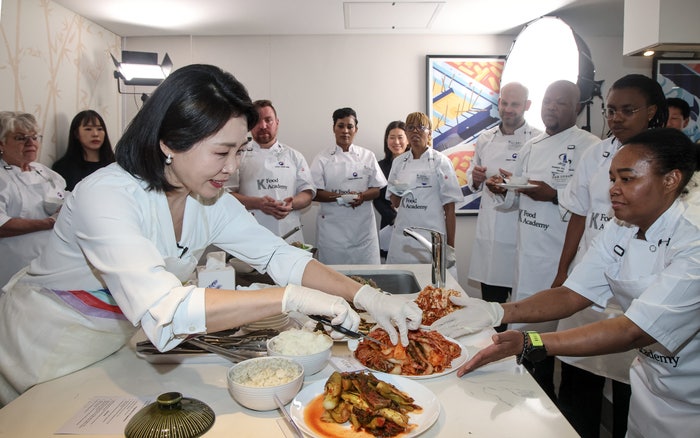 “<b>김치</b>는 찢어 먹어야 맛있어”…남아공서 K푸드 전도사된 <b>김혜경 여사</b>