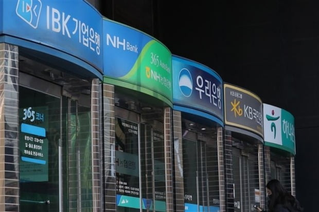 주담대 <b>셧다운</b> ‘<b>대출</b>한파’ 온다…4대<b>은행 가계대출</b> 줄줄이 “문 닫아...