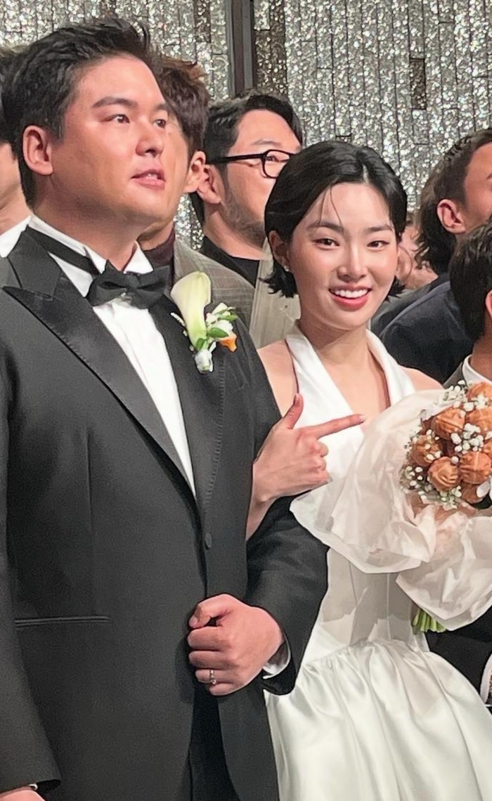 <b>이장우</b>·<b>조혜원</b> <b>결혼</b>, ‘<b>호두과자</b> 부케’ 들었다…“혼례 음식 의미 담...