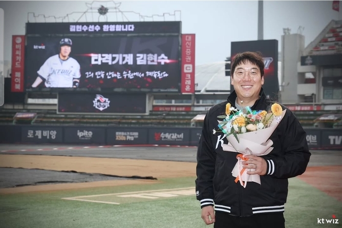 ‘한국시리즈 MVP’ 김현수, LG 떠나 <b>kt</b>행… 3년간 50억원 <b>FA 계약</b>