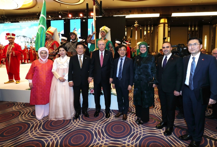 SK플라즈마가 24일(현지시간) 튀르키예 앙카라에서 튀르키예 적신월사(이슬람권 적십자사)와 국가필수의약품 자급화를 위한 혈장분획제제 플랜트 건설 및 합작회사 ’프로투르크’ 설립을 