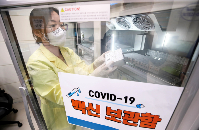 광주 북구보건소 접종실에서 의료진이 신종 코로나바이러스 감염증(코로나19) 백신 수량을 확인하고 있다. 뉴스1