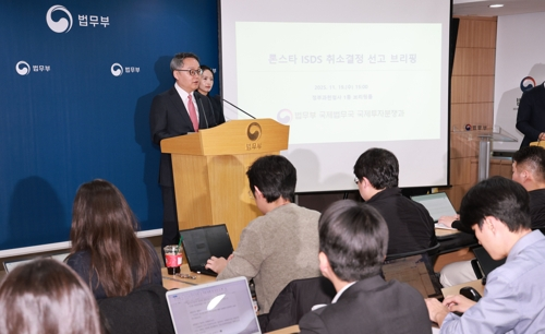 “<b>소송 비용</b> 74억 신속히 갚아라”...정부, <b>론스타</b>에 서신 보내