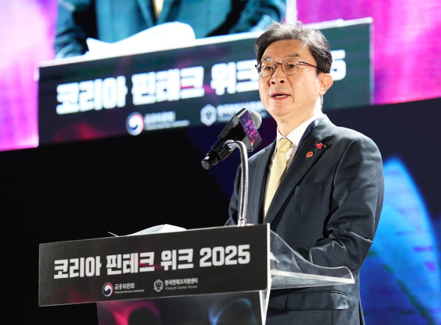 글로벌 핀테크 박람회인 '코리아 핀테크 위크 2025'가 26일 서울 양재 aT센터에서 개막했다. 개막식에 참석한 이억원 금융위원장이 환영사를 하고 있다. '핀테크 X AI, 금융