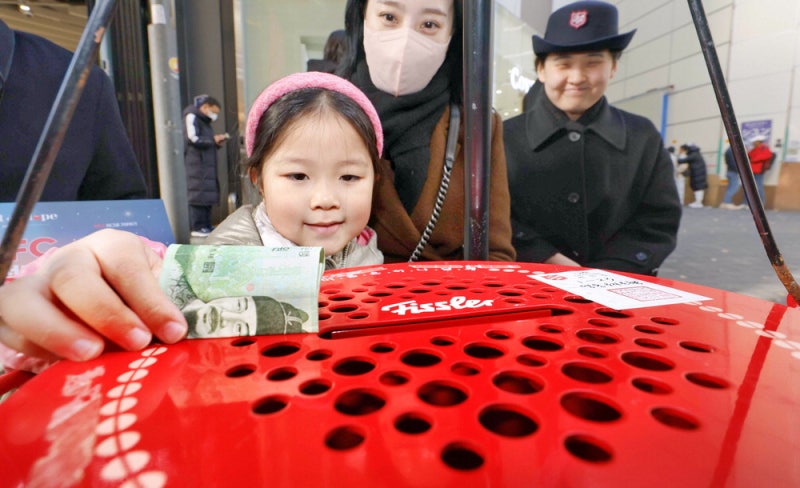 [포토] "온기 나눠요" 자선냄비 기부하는 어린이