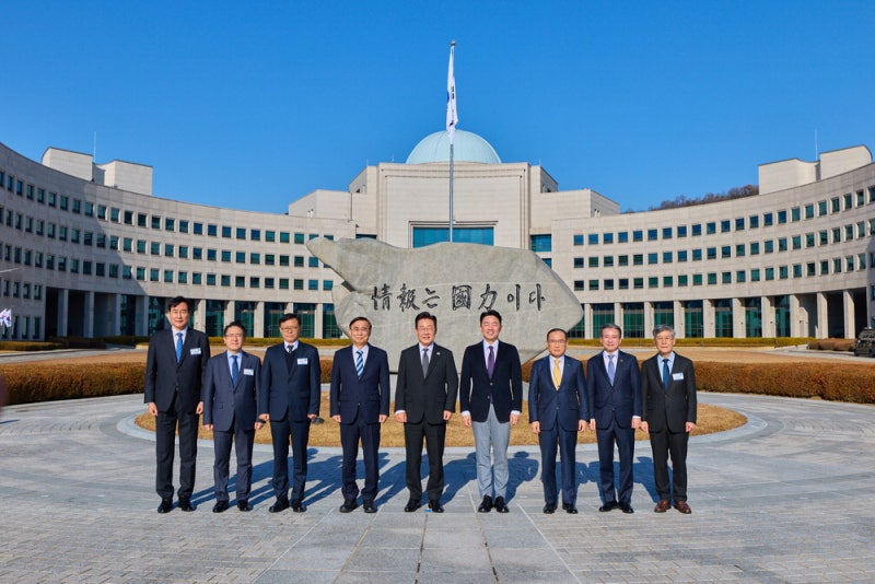 국정원 찾은 李 …"권력에 악용되지 않도록 제 역할해야"
