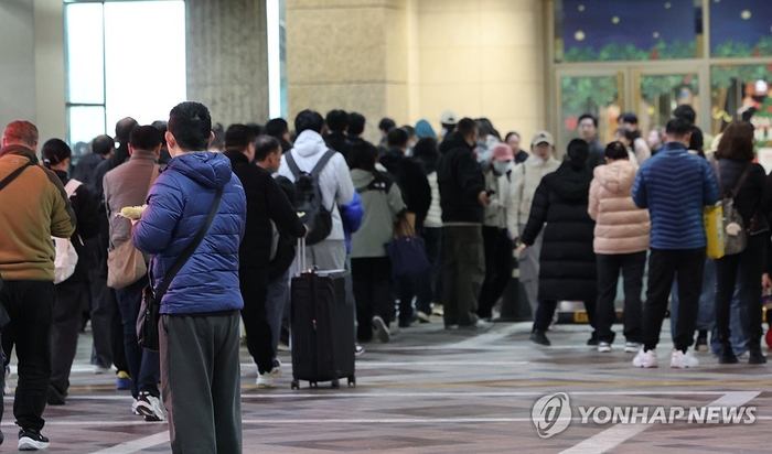  지난 20일 서울 중구 롯데면세점 명동점에서 중국인들이 입장을 위해 대기해 있는 모습. [연합뉴스]