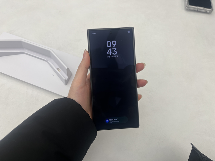 갤럭시 Z 트라이폴드폰을 접으면 6.5형 커버 디스플레이가 나타난다. [안서진 기자]