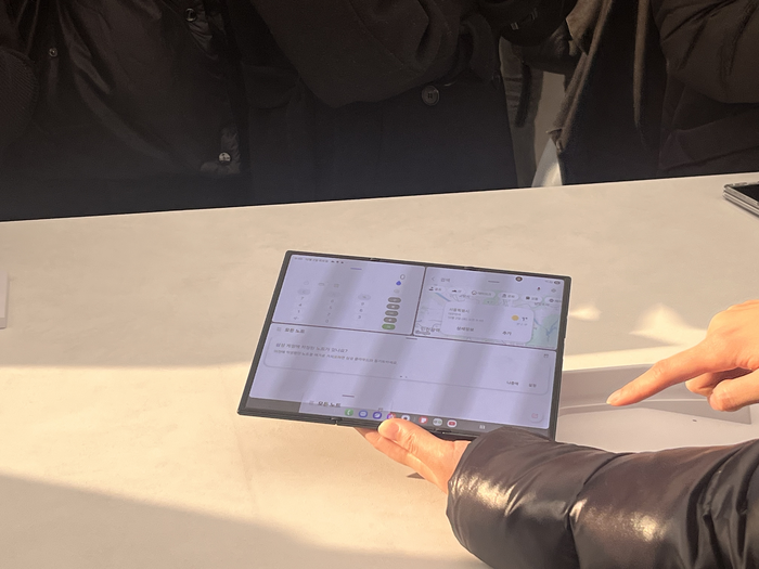 서로 다른 3개의 앱을 띄우고 작업하는 모습. [안서진 기자]