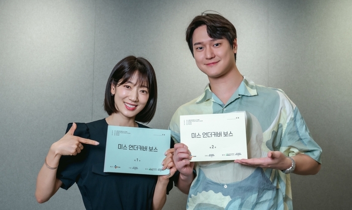 <b>박신혜</b>·고경표에 있지 유나까지…‘<b>언더커버 미쓰홍</b>’, 대본 리딩 현장...