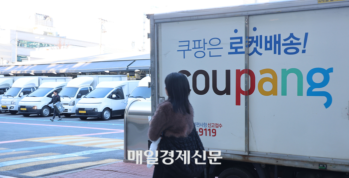 쿠팡캠프에 주차된 배송트럭. [이승환 기자]