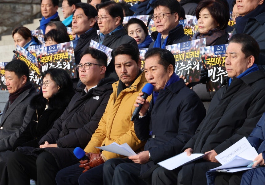 3일 정청래 더불어민주당 대표(오른쪽 둘째)가 국회 본청 계단에서 열린 '12·3 내란 저지 1년' 현장 최고위원회의에서 발언하고 있다. 연합뉴스