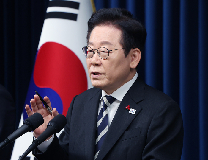  이재명 대통령이 비상계엄 1년을 맞은 3일 서울 용산 대통령실 청사에서 ‘빛의 혁명 1주년, 대국민 특별성명’을 발표하고 있다. [김호영 기자]