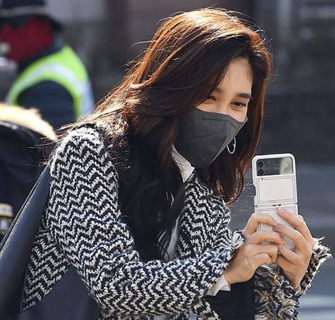 이부진 사장이 휘문중 졸업식에서 아들 사진을 찍어주는 모습. 박선영 위원장 페이스북