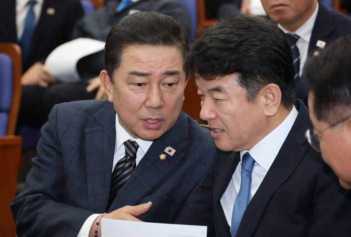 ‘<b>인사청탁 논란</b>’ 문진석 공식 사과…“입 열 개라도 할 말 없어”