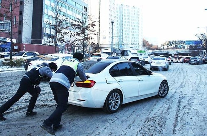 “강남서 뽐내며 탔는데 대망신”…<b>폭설</b>에 후륜구동車 몰매, 이젠 욕하...