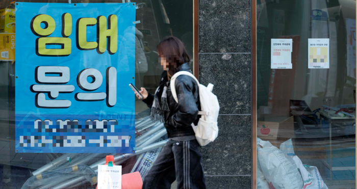 4일 서울 서대문구의 임대문의가 보이는 가운데 한 시민이 상가 공실 앞으로 지나가고 있다. 사진과 기사는 관련 없음. [김호영 기자]