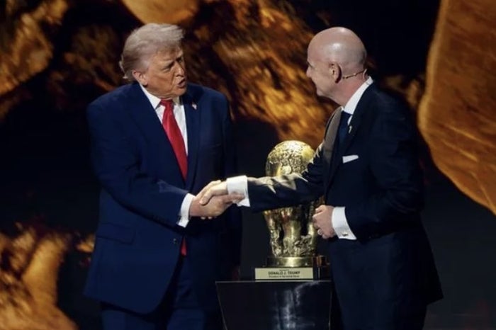 “내 인생 큰 영예”…노벨상 못받은 <b>트럼프</b>, 신설 ‘<b>FIFA 평화상</b>’ 수상