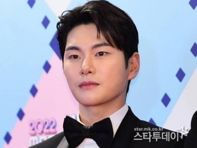 “하하·주우재 보고 싶어”…‘놀뭐 하차’ <b>이이경</b>, 수상소감서 <b>유재석</b>...