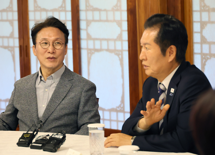 김민석 국무총리가 지난 10월 12일 서울 종로구 총리공관에서 열린 고위당정협의회에서 정청래 대표 등 참석자들과 대화하고 있다. [연합뉴스]