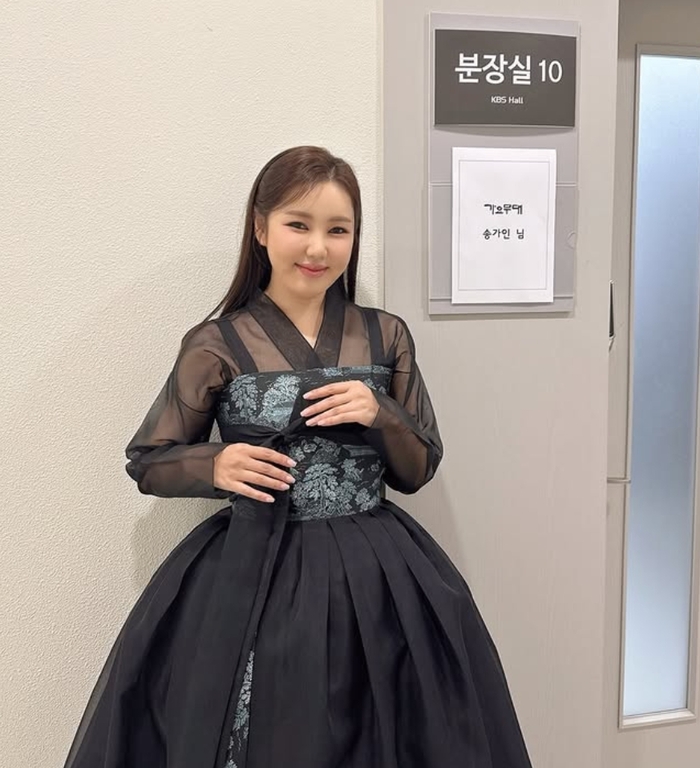 <b>송가인</b>, ‘<b>가요무대</b>’ 뜬다...고운 한복 자태