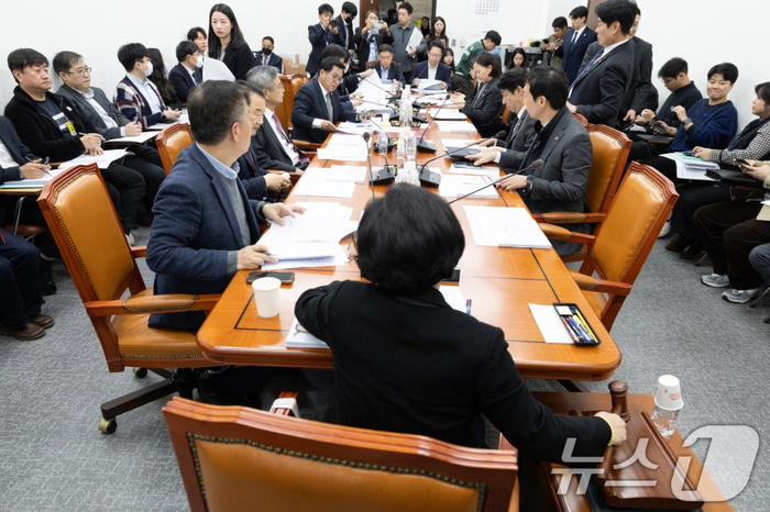 8일 서울 여의도 국회에서 열린 제429회국회(정기회) 과학기술정보방송통신위원회 제5차 정보통신방송법안심사소위원회에서 김현 소위원장이 회의를 주재하고 있다. &lt;뉴스1&gt;