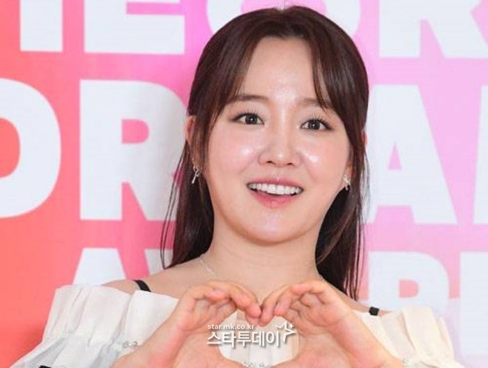 과학 유튜버와 결혼하더니…<b>윤하</b>, 기초과학 인재 양성에 1억 <b>기부</b>