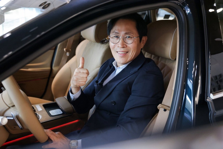 최진성 영업이사가 현대차 서대문중앙지점에서 기념 촬영하는 모습.현대차