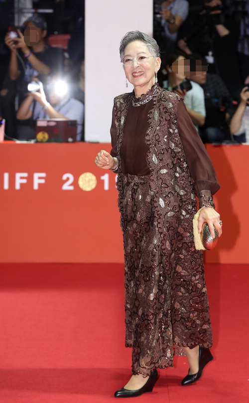  2019년 제24회 부산국제영화제 개막식에서 팬들에게 인사하는 배우 김지미.연합뉴스