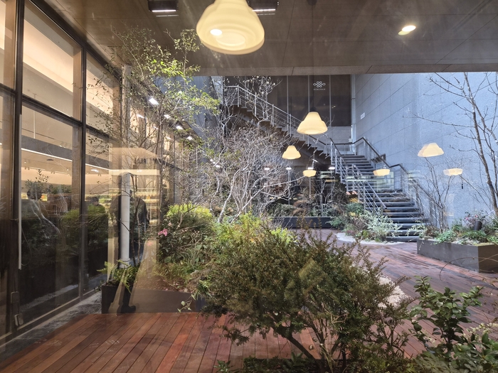  하우스오브신세계 청담 내 중정.[방영덕 기자]