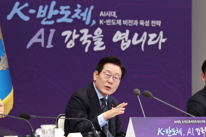  이재명 대통령이 10일 서울 용산 대통령실에서 열린‘AI 시대의 K-반도체 비전과 육성전략 보고회’에서 발언을 하고 있다.2025.12.10 대통령실사진기자단 [김호영 기자]