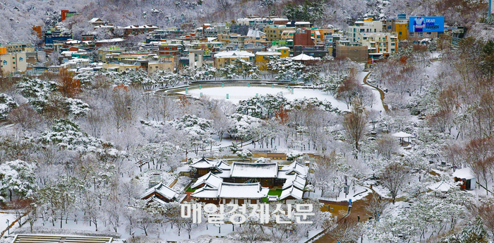  서울 남산골 한옥마을이 눈으로 덮여있다.[이충우 기자]