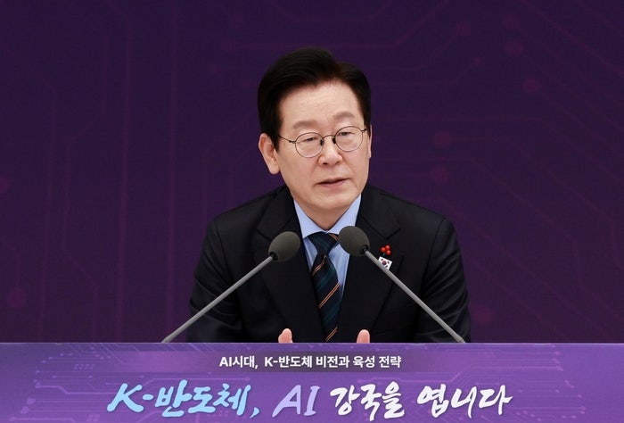 [속보] 이 <b>대통령</b> 국정 <b>지지율</b> 62%…민주 44% 국힘 20% [NBS]