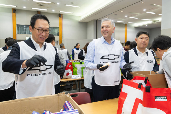  선물상자를 제작하고 있는 GM 한국사업장 임직원들과 협신회 회원사 대표 및 임직원들.(왼쪽부터) 헥터 비자레알 GM 한국사업장 사장(2번째),<a href=