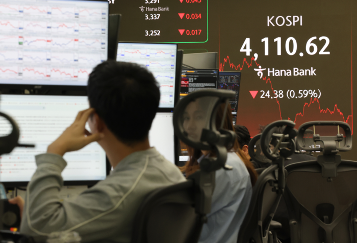  11일 서울 중구 하나은행 딜링룸에서 딜러들이 모니터를 바라보고 있다.[연합뉴스]